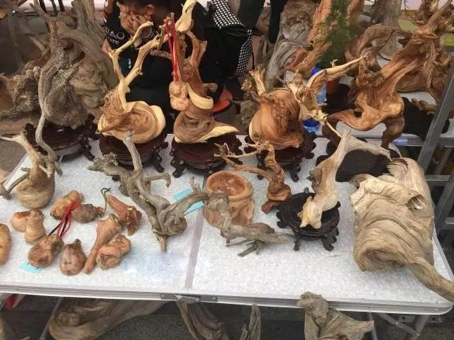展会上的崖柏摆件