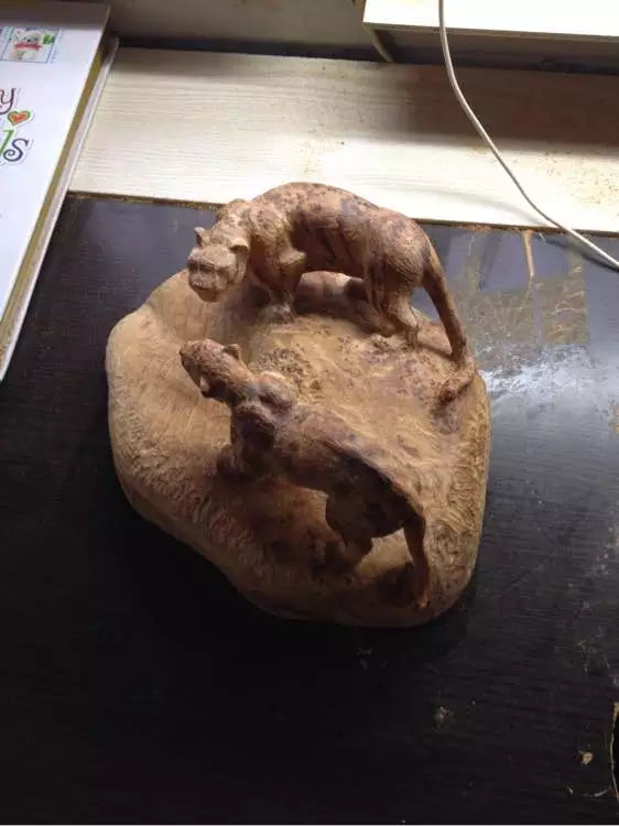 崖柏豹子雕刻修光