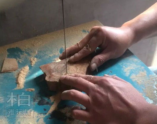 用线锯把崖柏切块